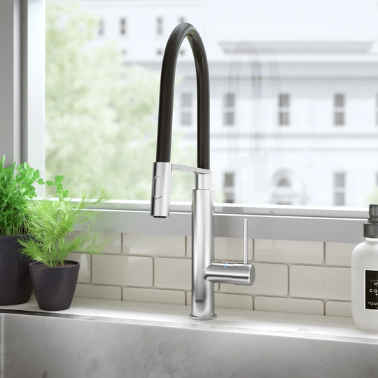 GROHE Concetto Professional single-lever sink mixer, 360° swivel spout, high spout, 2 spray options. A modern kitchen tap in a matt stainless-steel-lo